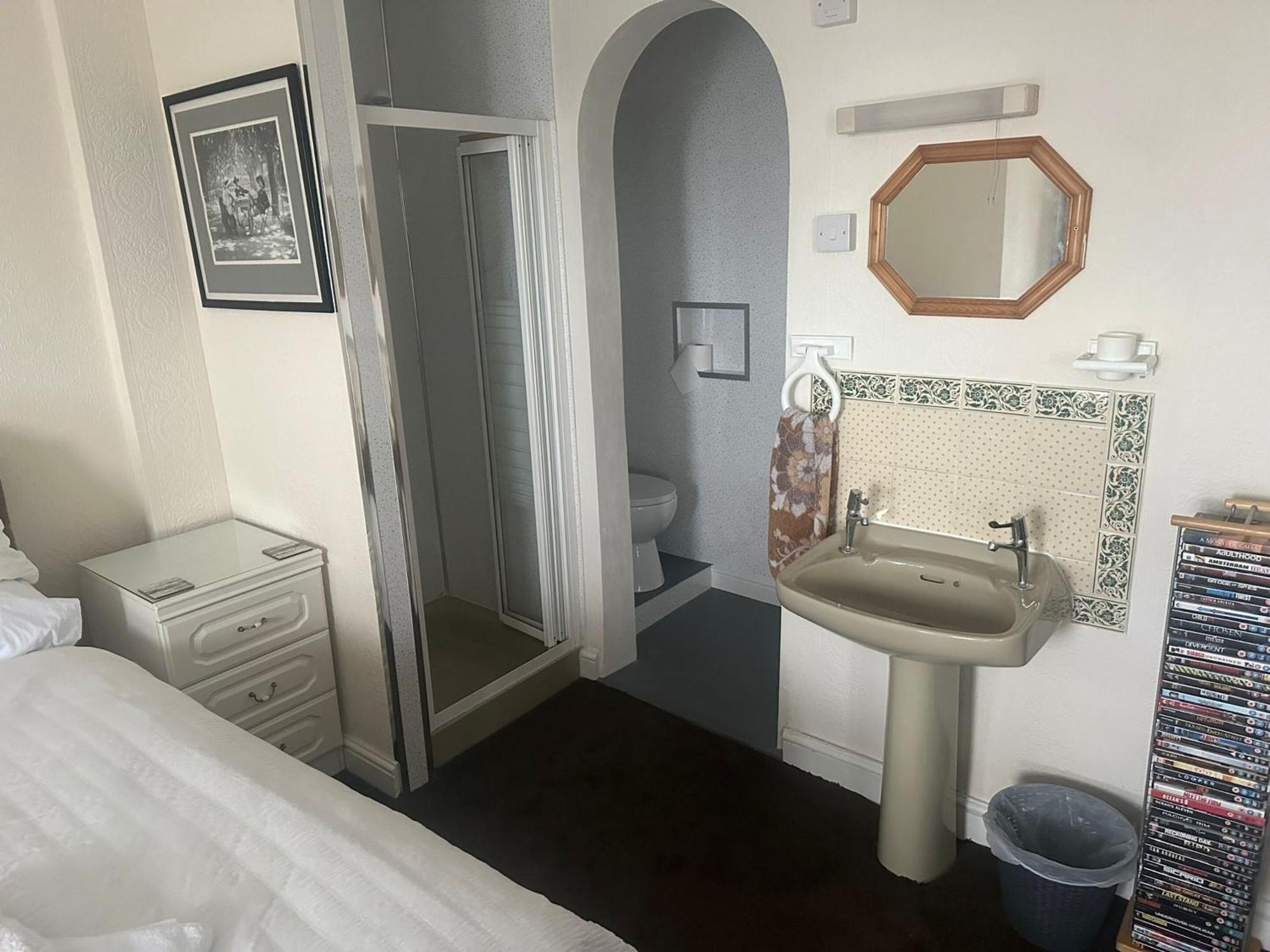 Compact Double Room Shared,1583169606:JPEG